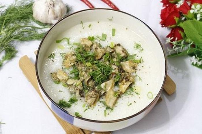 Khi cháo sắp chín tới, cho phần cá chạch được làm chín vào cùng. Khuấy đều tay cho cá hòa đều. Nêm nếm một ít gia vị đủ dùng, một ít hành ngò để tăng mùi vị. Tắt bếp khi cháo đã chín tới. Dùng khi cháo còn nóng. Món cháo cá chạch giúp bồi bổ sức khỏe, cung cấp cho cơ thể những dưỡng chất cần thiết, đặc biệt là những cánh mày râu. Ảnh: Internet. 
