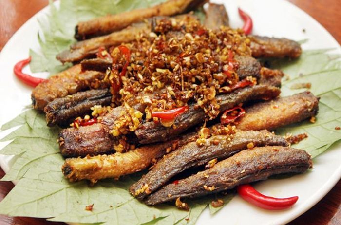 Bắt lên bếp một chảo dầu vừa đủ. Khi dầu sôi, cho cá vào và rán cho vàng và thịt mềm ra. Cho 300 ml rượu trắng hoặc 600 ml nước lọc vào chảo cá đang chín cùng với vài lát gừng tươi và tiếp tục đun sôi đến khi nước cạn dần. Nêm nếm một ít gia vị cho vừa ăn, một ít hành ngò để tăng mùi vị. Có thể dùng cá cùng với một chén cơm trắng và mời gia đình cùng thưởng thức.