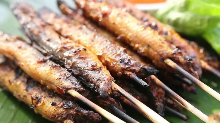 Cách làm món cá chạch nướng khá đơn giản. Sau khi bắt cá ở đồng đem về còn sống phải rộng vào thau nước bỏ ít muối hột để cá sạch nhớt, sau đó đem cá chà với tro, rửa sạch, mổ lấy ruột rồi rửa lại lần nữa, bỏ cá vào rổ để ráo nước.