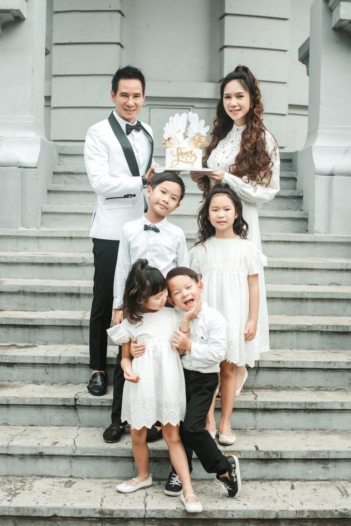 Nói về 4 thiên thần nhí, Minh Hà cho biết, mỗi bé đều có tính cách riêng. Anh cả Rio tính cách hiền lành, chăm học và có năng khiếu nghệ thuật. Cherry thì lanh lẹ nhất trong nhà, có thể thay mẹ chăm các anh em. Sunny là người dịu dàng ít nói nhất nhà. Bé út Mio là người cá tính, hiếu động và lém lỉnh.