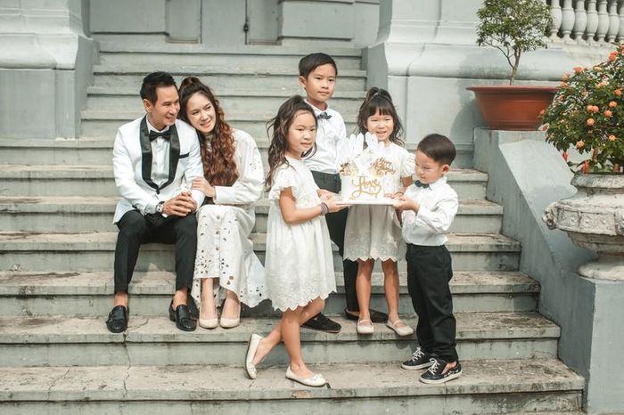 Dịp này, cặp vợ chồng cũng lần đầu tiết lộ chuyện dở khóc dở cười trong đám cưới cách đây 10 năm của mình. Được biết, do hôm đó đến giờ đón khách mà trời mưa tầm tã nên nhiều khách mời đến trong tình trạng ướt hết đồ. Vì trời mưa lớn nên đến hơn 8h, Lý Hải - Minh Hà mới bắt đầu làm lễ với sự tham gia đông đủ của hơn 1000 khách mời.