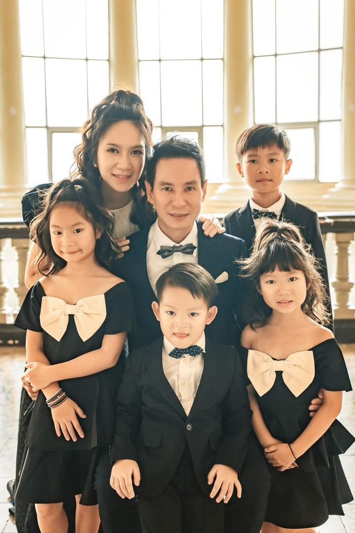 Để kỷ niệm dấu mốc quan trọng 10 năm, thay vì tổ chức linh đình, Lý Hải - Minh Hà chọn quây quần bên gia đình và bạn bè thân thiết một ngày trước lễ kỷ niệm.