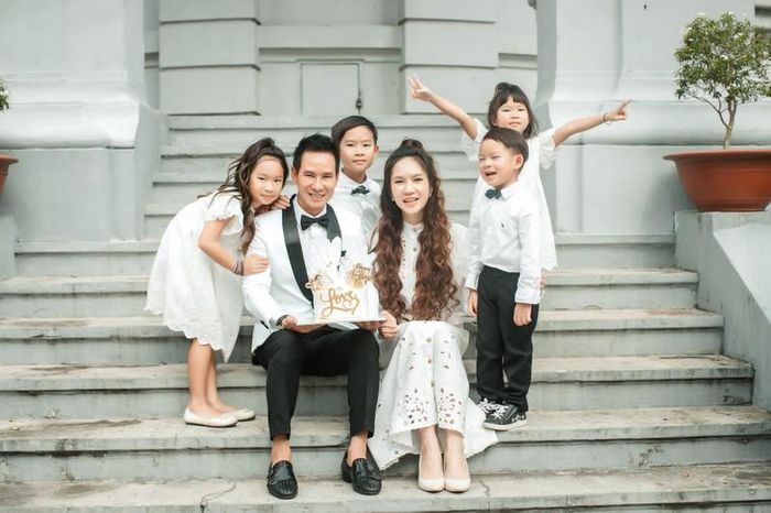 "Không chỉ với nhau mà tất cả các việc khác như công việc, gia đình, con cái hai vợ chồng đều trao đổi với nhau hàng ngày. Đến giờ, nếu chọn ra một điểm yêu nhất thì rất khó nói, mình chỉ biết rằng ở bên nhau lúc nào cũng thấy vui vẻ hạnh phúc, luôn có một người hiểu mình và chia sẻ mọi việc nên không bao giờ cảm thấy buồn bã hay cô đơn. Thân đến nỗi đi đâu cũng có nhau, nếu đi đâu chỉ có 1 người phải là việc quan trọng lắm", Minh Hà nói.