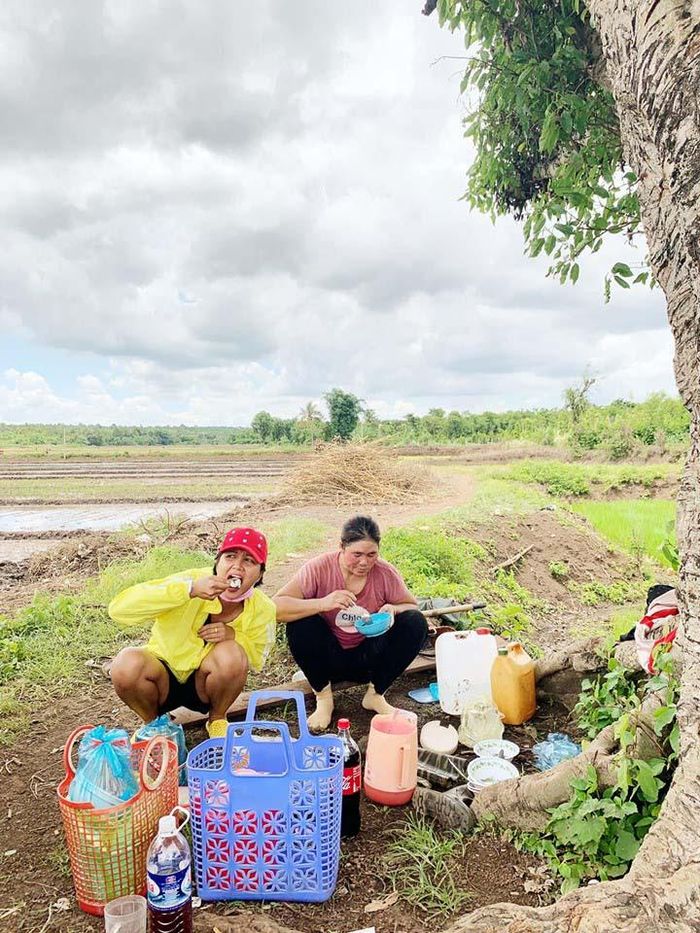Những hoa hậu khác thì sau đăng quang ai nấy đều lồng lộn túi hiệu, giày hiệu, xe sang hào nhoáng. H'Hen Niê thì cứ bình dân, rảnh cái lại chạy về nhà, xắn ống quần lội ruộng mò trai, bắt ốc. Dí dỏm hơn là cô "nhập hội" ngồi xổm ăn uống ngoài đồng cùng với bà con.