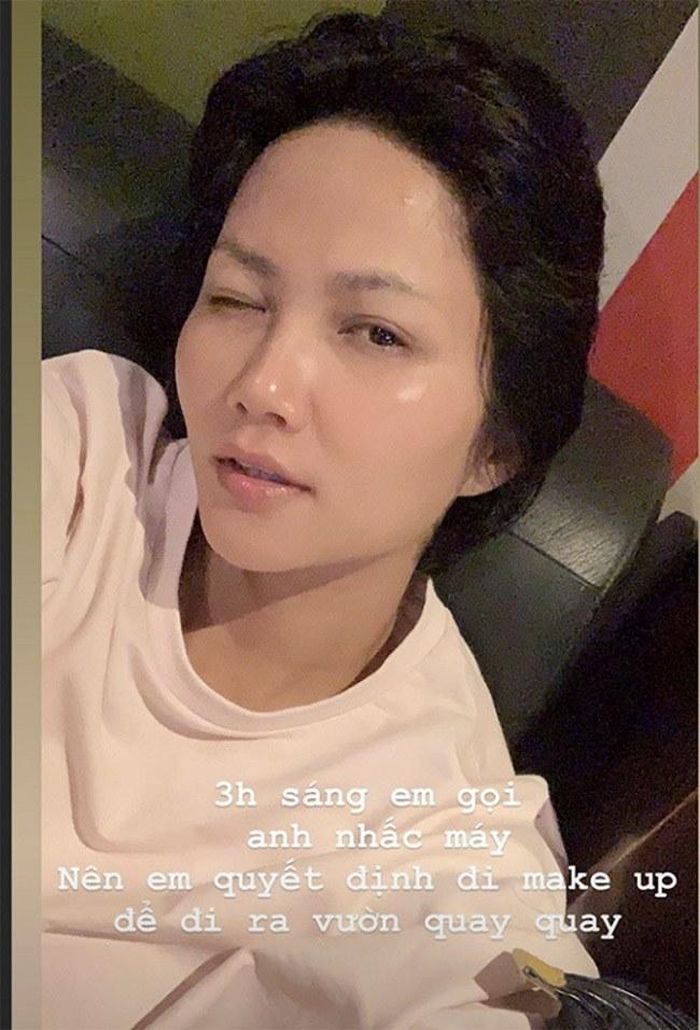 Cộng thêm lịch trình sinh hoạt bận rộn của celebs mà H'Hen Niê vẫn tự tin khoe mặt mộc trên trang cá nhân. Làn da bên má và chóp mũi của cô nhiều khi còn cộng hưởng với ánh đèn mà căng bóng, mướt mát. Cùng lắm người ta cũng chỉ soi được 1 đốm mụn nhỏ trên trán của cô mà thôi. So với thực đơn toàn ớt cay thì làn da này quả thực khiến người ta phải thèm thuồng.