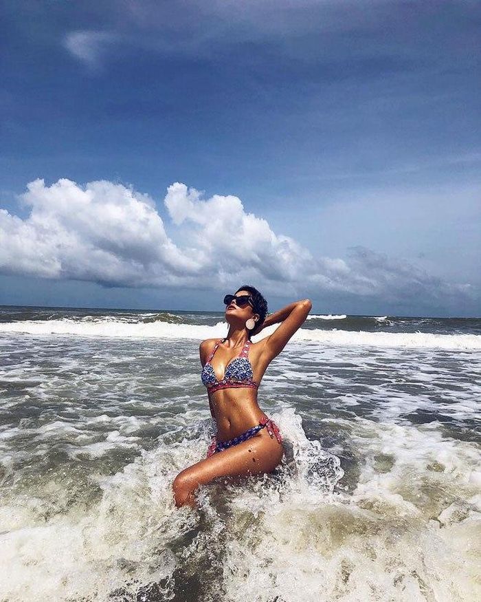 Người ta nói mỗi lần H'Hen Niê diện bikini xuống biển là "đã con mắt". Thân hình săn chắc cùng làn da nâu giòn của cô nàng đúng là cực phẩm.