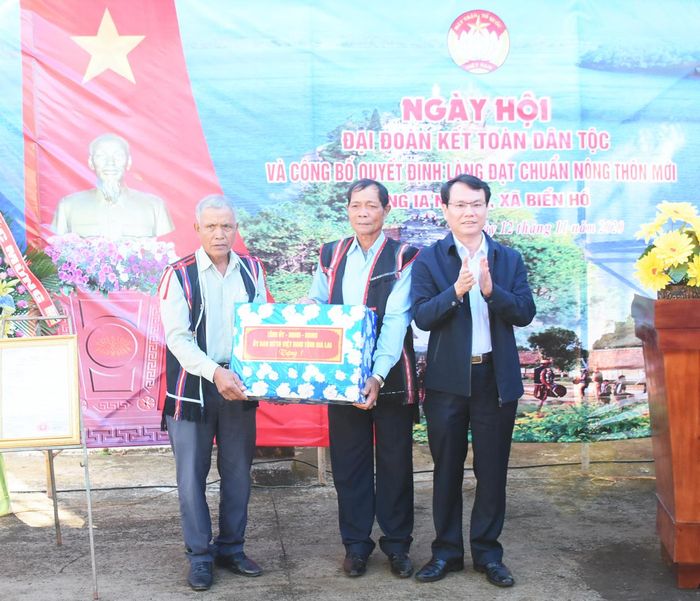 Đồng chí Trịnh Duy Thuân-Ủy viên Ban Thường vụ Tỉnh ủy, Bí thư Thành ủy Pleiku tặng quà cho cán bộ và nhân dân làng Ia Nueng. Ảnh: Anh Huy