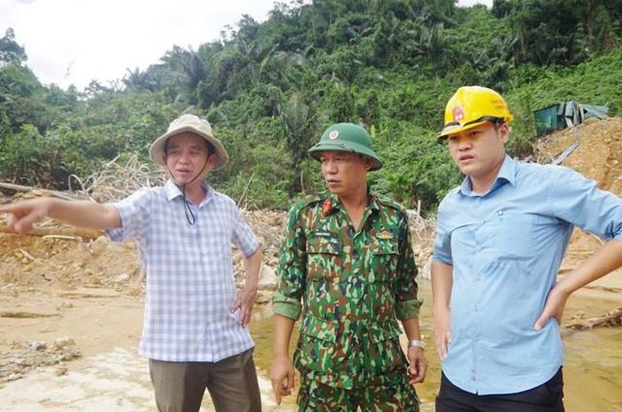 Trung tá Phan Thắng (giữa) trực tiếp chỉ đạo công tác tìm kiếm các nạn nhân còn mất tích.