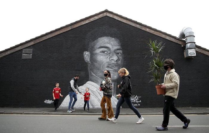 Bức họa tiền đạo Marcus Rashford trên tường quán cà phê Coffee House Cafe tại phố Copson, Withington (Anh). Họa sĩ Akse P19 là người thực hiện tác phẩm này. Trong thời gian gần đây, ngôi sao của "Quỷ đỏ" gây chú ý với nhiều hoạt động từ thiện cho trẻ em nghèo.