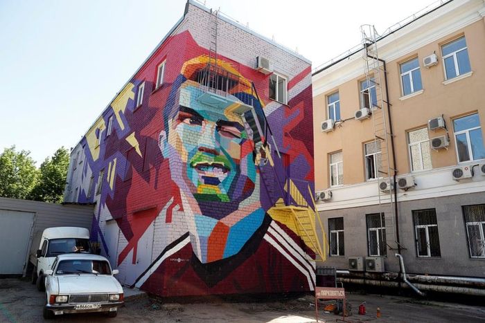 Bức vẽ Ronaldo này xuất hiện ngay đối diện khách sạn mà đội tuyển Argentina ở trong dịp World Cup 2018.