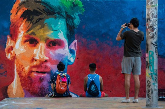 Trên đường phố Barcelona (Tây Ban Nha), du khách không khó để bắt gặp hình ảnh của Lionel Messi. Tiền đạo người Argentina có thể xem như biểu tượng sống của thành phố này.