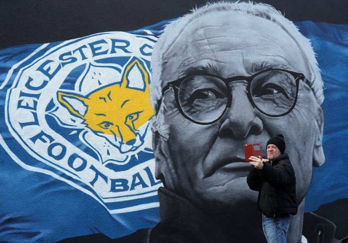 "Gã thợ hàn" Claudio Ranieri là một huyền thoại của thành phố Leicester dù ông không còn dẫn dắt "Bầy cáo". Chiến tích đưa Leicester vô địch Premier League năm 2016 của Renieri vẫn được xem như một kỳ tích khó lặp lại.