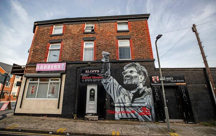 Bên ngoài một tiệm cắt tóc ở Liverpool (Anh), chủ cửa hàng đã đặt vẽ bức tranh về Jurgen Klopp. Ông là người đã giải cơn khát vô địch Premier League cho The Kop sau nhiều năm chờ đợi.