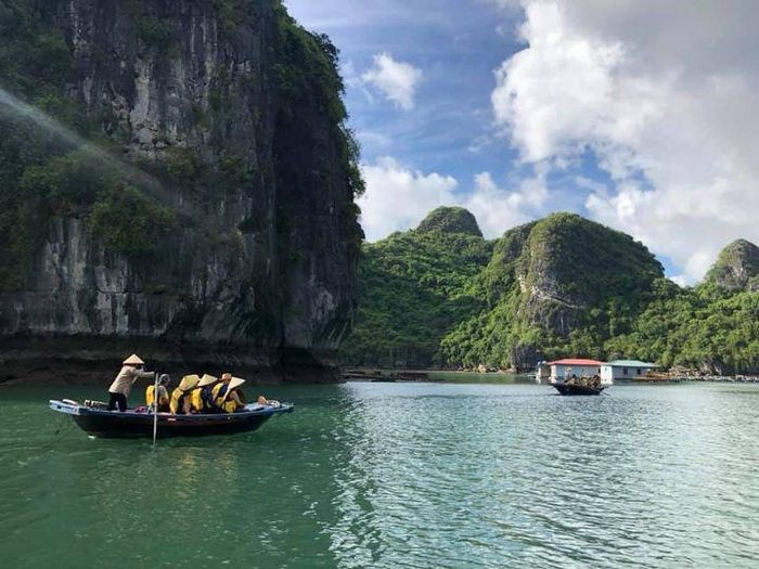 Khách du lịch tham quan vịnh Hạ Long. Ảnh: VGP/Hà Anh