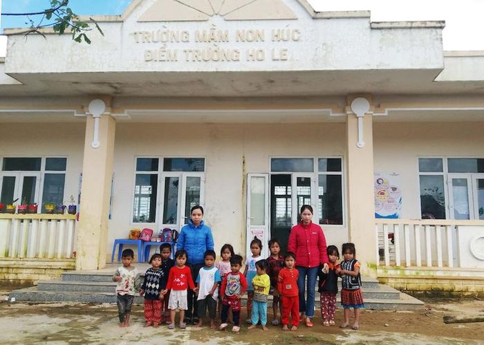 Cô trò tại điểm trường Ho Le, xã Húc.