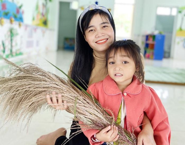 Học sinh tặng hoa rừng cho cô giáo Hồ Thị Xuân tại điểm lẻ Tà Rùng nhân ngày Nhà giáo Việt nam 20-11.
