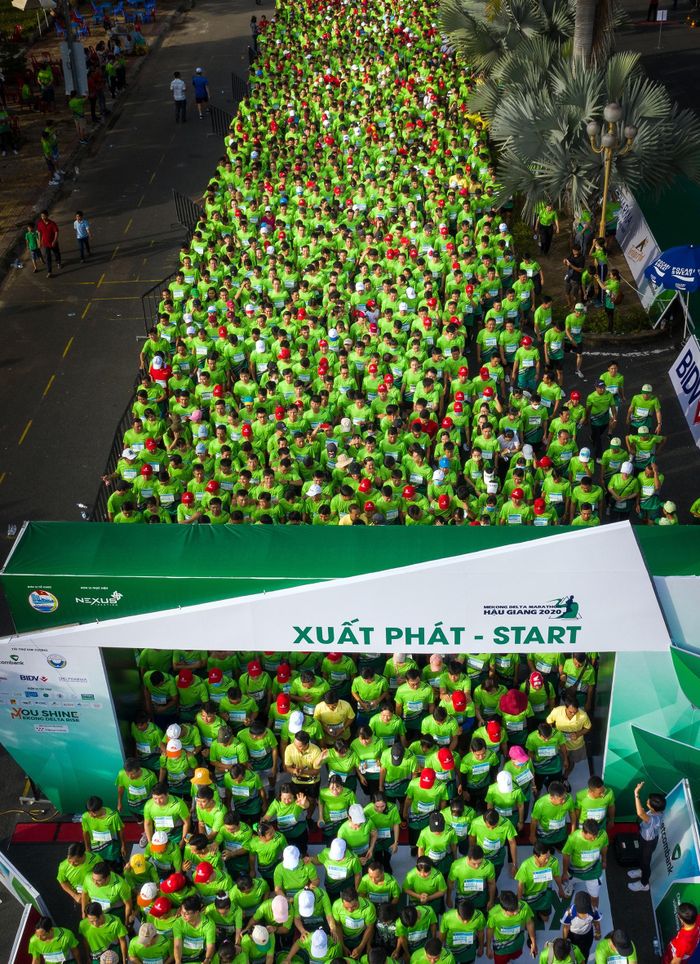 Hàng ngàn VĐV tham dự giải marathon tại Hậu Giang