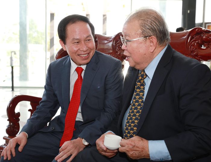 Đồng chí Lê Tiến Châu trò chuyện với GSTS Võ Tòng Xuân