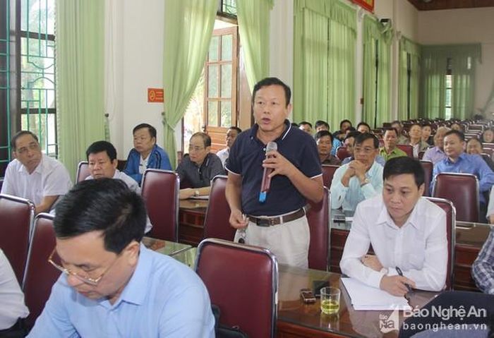 Cử tri Võ Hải Đăng (xóm 11) phản ánh tình trạng quá tải ở 3 bậc học xã Nghi Kim. Ảnh: Mai Hoa