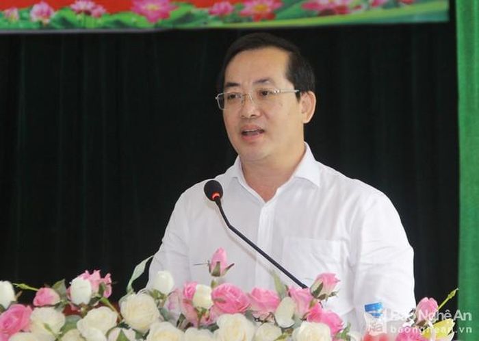 Đại biểu HĐND tỉnh Nguyễn Văn Lư - Phó Bí thư Thường trực Thành ủy Vinh cho rằng, xã không nên đẩy việc xuống cho xóm. Ảnh: Mai Hoa