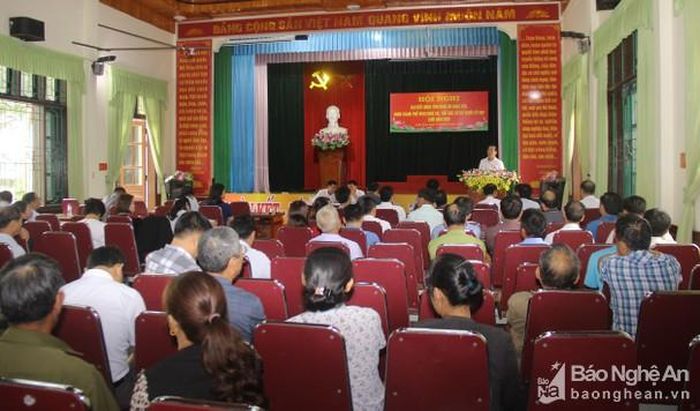 Quang cảnh cuộc tiếp xúc cử tri giữa đại biểu HĐND tỉnh với cử tri xã Nghi Kim, thành phố Vinh. Ảnh: Mai Hoa