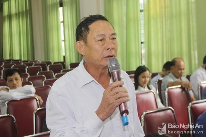 Cử tri Nguyễn Văn Lai (xóm 5) phản ánh quy hoạch "treo" hệ thống giao thông trên địa bàn xã Nghi Kim. Ảnh: Mai Hoa