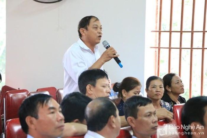 Cử tri phát biểu tại cuộc tiếp xúc. Ảnh Thúy Hằng