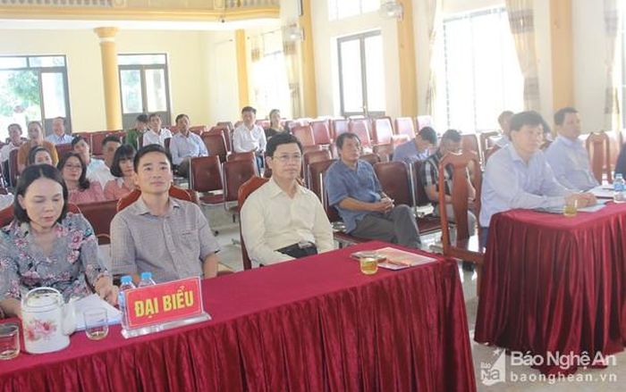 Các đại biểu tiếp xúc cử tri tại thị xã Cửa Lò. Ảnh: Mai Hoa