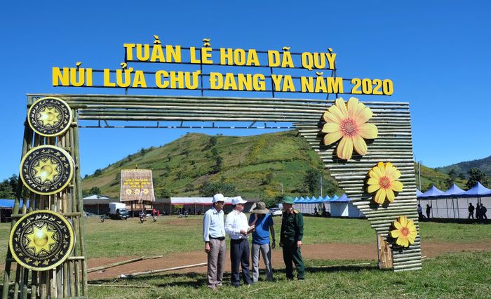 Lãnh đạo huyện Chư Păh kiểm tra công tác chuẩn bị lễ hội. Ảnh: Hoàng Ngọc