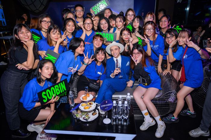  Khi nhận được câu hỏi về chi phí đầu tư, Soobin Hoàng Sơn hài hước trả lời: “Đã là dân chơi, tôi không tính toán nhiều đến vấn đề tiền nong”. Anh nói: “Cái quan trọng nhất là công sức của cả ê-kíp. Còn vấn đề tiền, mỗi người có cách đầu tư khác nhau”. 