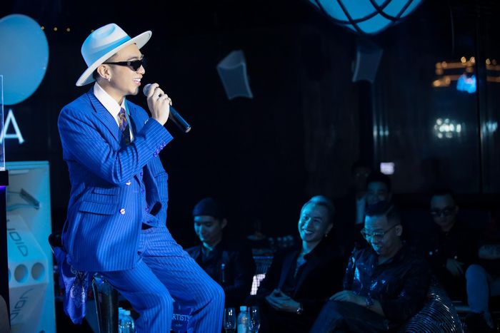  Âm nhạc lần này của Soobin Hoàng Sơn đậm màu sắc hip hop. Anh khẳng định không “ăn theo” thành công của 2 chương trình rap mà chỉ trở lại phong cách khi mới ra mắt. “Rap, hip hop thực sự là cú nổ và tạo trend. Tuy nhiên, việc tôi đưa chất liệu hip hop vào sản phẩm mới không phải đu trend bởi tôi đã sáng tác từ tháng 11 năm ngoái, trước khi Rap Việt lên sóng”, anh bày tỏ. 