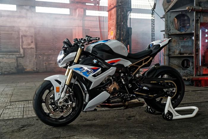  Tương tự các mẫu xe đời mới của BMW, S 1000 R 2021 được trang bị công nghệ Shift Cam. Shift Cam cho phép động cơ hoạt động êm ái ở dải tốc độ thấp và phát huy tối đa sức mạnh ở dải tốc độ cao. Là phiên bản nakedbike của S 1000 RR, S 1000 R không được tối ưu ở sức mạnh nhưng có sức kéo tốt hơn. BMW S 1000 R mạnh hơn 0,8 Nm và đạt sức kéo tối đa ở vòng tua thấp hơn 2.000 vòng/phút so với superbike S 1000 RR. 