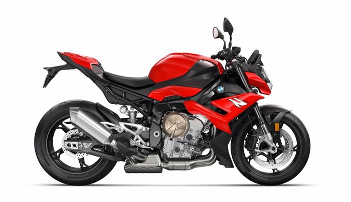  Ngoài động cơ, khung xe cũng là nơi được cắt giảm khối lượng. S 1000 R 2021 được trang bị khung Flex Frame nhẹ và có cấu trúc linh hoạt hơn. Khung phụ và bộ gắp cũng được làm nhẹ hơn S 1000 R đời cũ. Toàn bộ phần khung nhẹ hơn 1,5 kg so với bản cũ. Kết hợp với động cơ, BMW S 1000 R 2021 nhẹ hơn 6,5 kg so với đời cũ, khối lượng ướt ở mức 199 kg. Nếu trang bị thêm gói tùy chọn M, khối lượng xe sẽ giảm thêm 4,8 kg. 