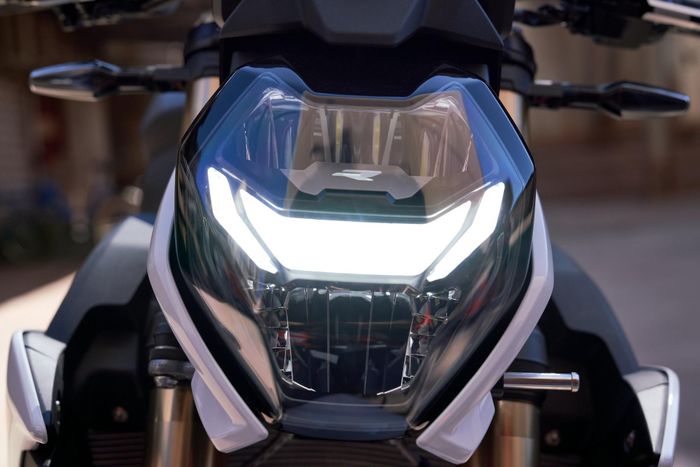  Tổng thể, BMW S 1000 R 2021 trông khá giống chiếc F 900 R ra mắt cách đây không lâu. S 1000 R 2021 cũng được loại bỏ kiểu đèn bất đối xứng truyền thống. Thay vào đó, đèn trên S 1000 R có dạng đa giác tích hợp dải đèn daylight bằng LED, khá giống với đèn của F 900 R. Khách hàng có thể tùy chọn thêm công nghệ chiếu sáng theo góc cua Headlight Pro cho S 1000 R. Khi xe nghiêng khoảng 7 độ ở vận tốc hơn 10 km/h, hệ thống Headlight Pro sẽ kích hoạt. 