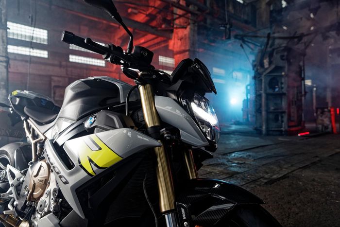  BMW S 1000 R 2021 sẽ có mặt tại các đại lý ở Đức từ tháng 5/2021 với mức giá khoảng 14.400 euro. S 1000 R cạnh tranh với Ducati Streetfighter V4, MV Agusta Brutale 1000, Yamaha MT-10… Tại Việt Nam, S 1000 R đời cũ đang được bán với giá khoảng 500 triệu đồng. 