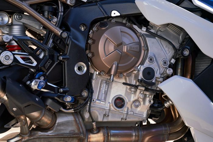  Cụ thể, BMW S 1000 R 2021 được trang bị động cơ 4 xy-lanh 999 cc, cho ra công suất 163 mã lực tại 11.000 vòng/phút và mô-men xoắn 114 Nm tại 9.250 vòng/phút. Tuy nhiên, điểm khác biệt đến từ công nghệ bên trong. Đầu tiên, động cơ trên S 1000 R 2021 nhẹ hơn 5 kg so với động cơ trên đời cũ và cho sức mạnh ở dải tua trung bình tốt hơn. Động cơ này đạt chuẩn Euro 5. 