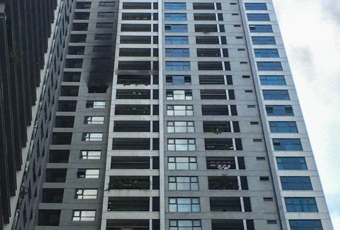  Khói bốc lên từ đám cháy khiến tường ngoài căn hộ 2901 cũng như nhiều nhà xung quanh bị ám khói, cháy đen. 