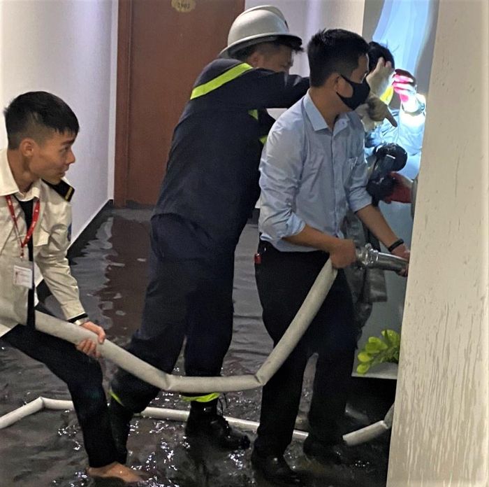  Nghe tiếng báo động, bảo vệ tòa nhà thông báo lực lượng chức năng, đồng thời huy động toàn bộ lực lượng lên hỗ trợ công tác chữa cháy. 