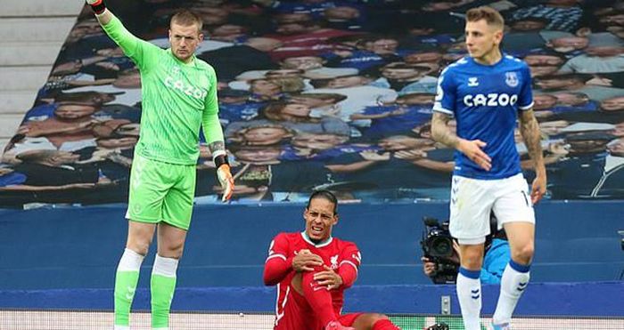 Van Dijk chấn thương trong trận gặp Everton tháng trước