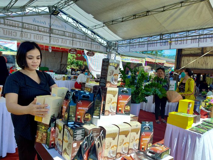  Gian hàng giới thiệu sản phẩm của địa phương