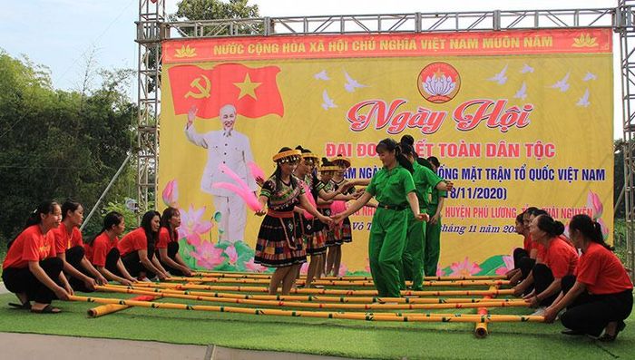 Tiết mục nhảy sạp trong Ngày hội Đại đoàn kết toàn dân tộc của nhân dân xóm Thống Nhất 3, xã Vô Tranh, huyện Phú Lương.