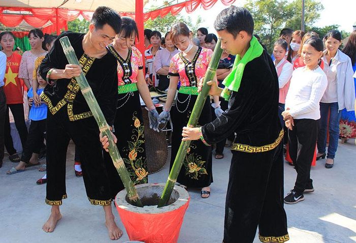 Nhân dân xóm Thống Nhất 3, xã Vô Tranh (Phú Lương) tham gia hoạt động giã bánh giầy tại Ngày hội Đại đoàn kết toàn dân tộc.