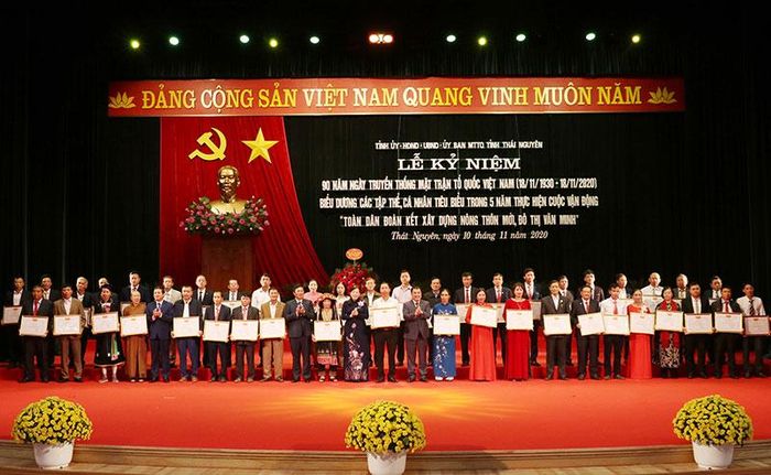 Các đồng chí lãnh đạo tỉnh Thái Nguyên chụp ảnh với các tập thể, cá nhân được nhận Bằng khen vì đã có thành tích tiêu biểu trong thực hiện Cuộc vận động "Toàn dân đoàn kết xây dựng nông thôn mới, đô thị văn minh" giai đoạn 2016-2020. Ảnh: Xuân Huy.
