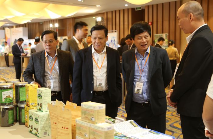 Các đại biểu tại TPHCM tham quan gian hàng trưng bày sản phẩm của doanh nghiệp tại hội nghị