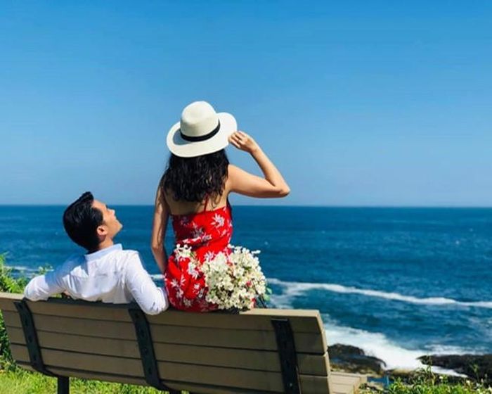 Trên suốt chặng đường, thay vì thuê thợ chụp hình, anh Trần Huy tự đặt chân máy (giá 300 nghìn đồng) và chụp ảnh bằng chiếc điện thoại sẵn có. Chị Lê Xuân chuẩn bị váy cô dâu nhẹ nhàng và những bộ váy tinh tế khác. Chị cũng không quên mang theo một bó hoa cưới bằng vải, tiện cho vào vali. Vì thế mà, khung hình nào cũng đều rực rỡ, đẹp như mơ. 