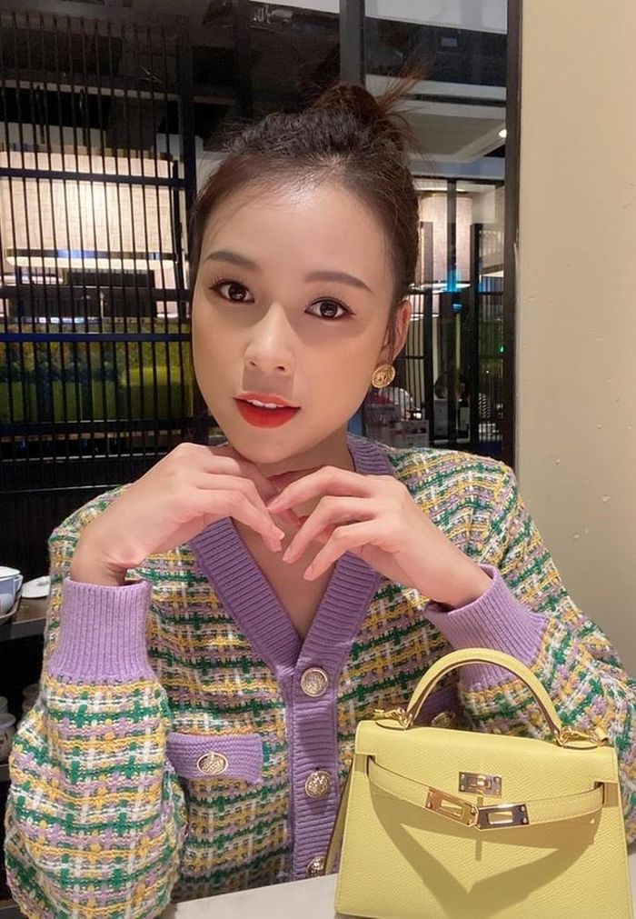 Sam nền nã trong trang phục công sở với điểm nhấn là chiếc túi hiệu Hermès phiên bản nhỏ trị giá vài trăm triệu đồng.