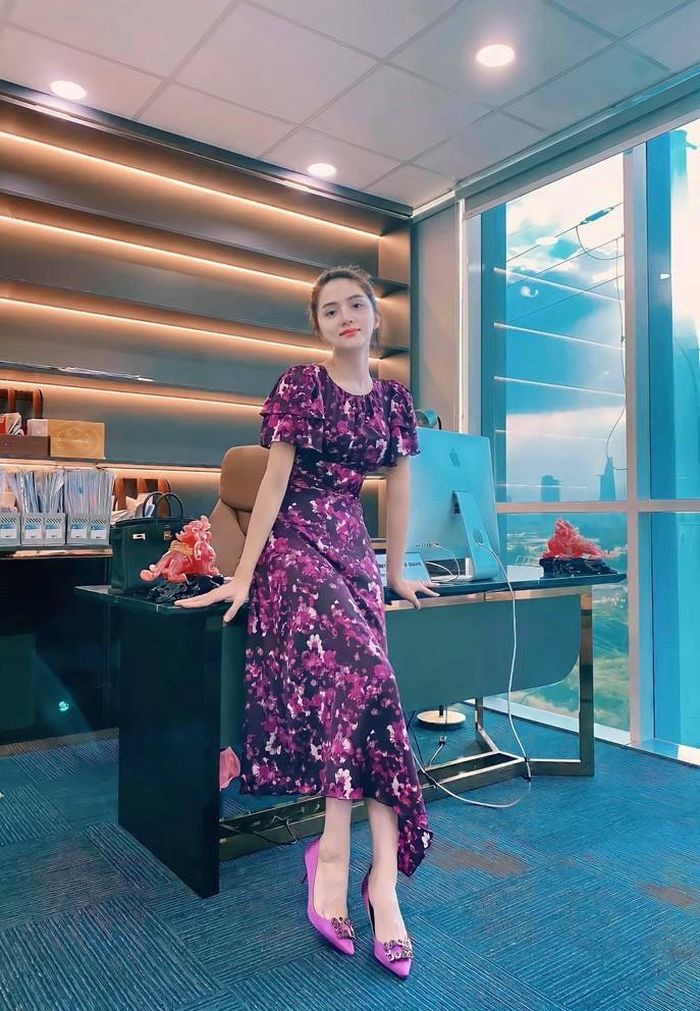 Hương Giang diện cả cây tím chụp ảnh trong phòng làm việc. Hoa hậu thời gian qua im ắng sau ồn ào với anti-fan.