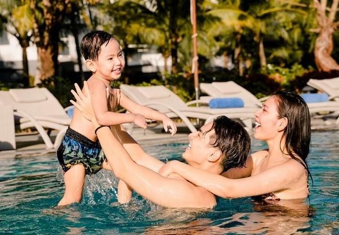 Vợ chồng Jay Quân - Chúng Huyền Thanh có giây phút thoải mái đùa nghịch cùng con trai trong bể bơi.
