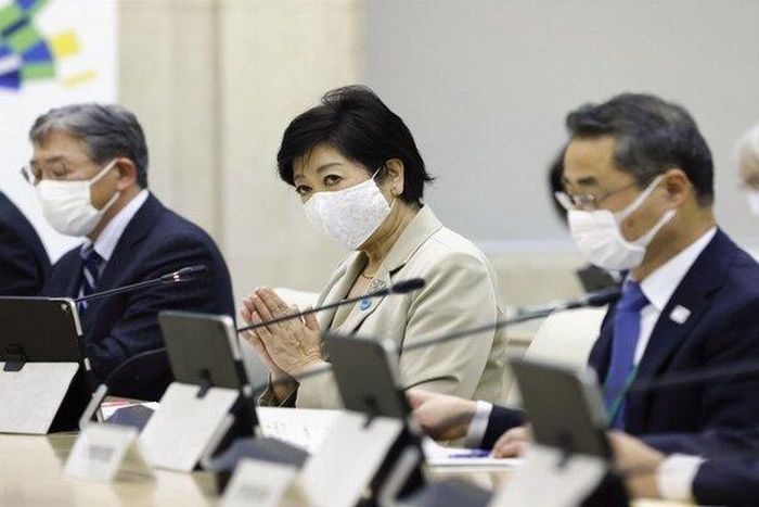 Thị trưởng thành phố Tokyo Yuriko Koike trong cuộc họp báo ngày 19/11. Ảnh: Kyodo
