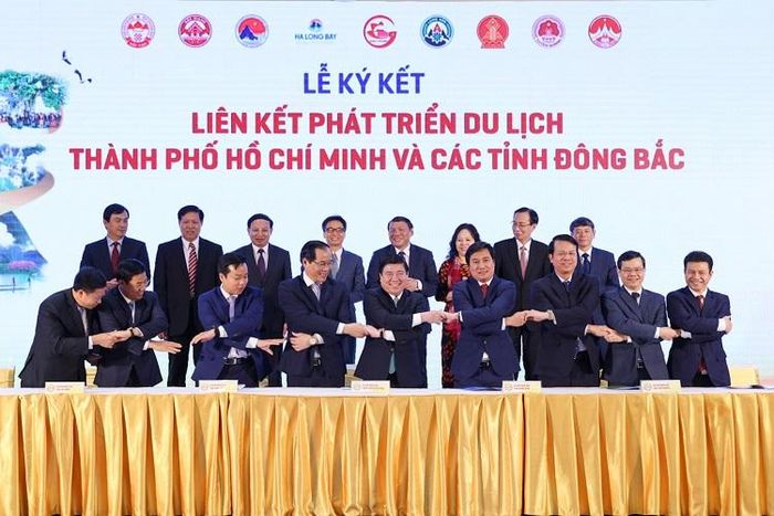 Đại diện UBND các tỉnh, thành phố bắt tay sau khi kí kết hợp tác phát triển du lịch giữa TP Hồ Chí Minh và 8 tỉnh Đông Bắc. Ảnh: CTV